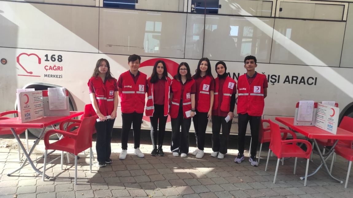 Öğrencilerimiz Gönüllü Kan Topladılar