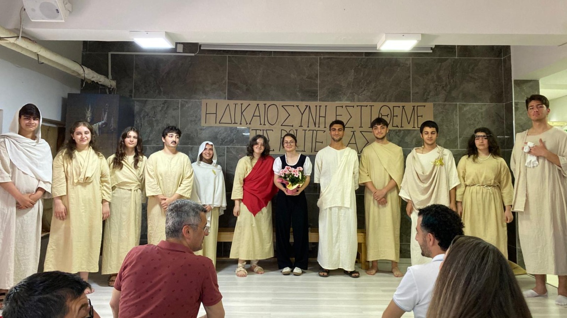 “Sokrates Savunamıyor” Tiyatro Oyunu Sahnelendi